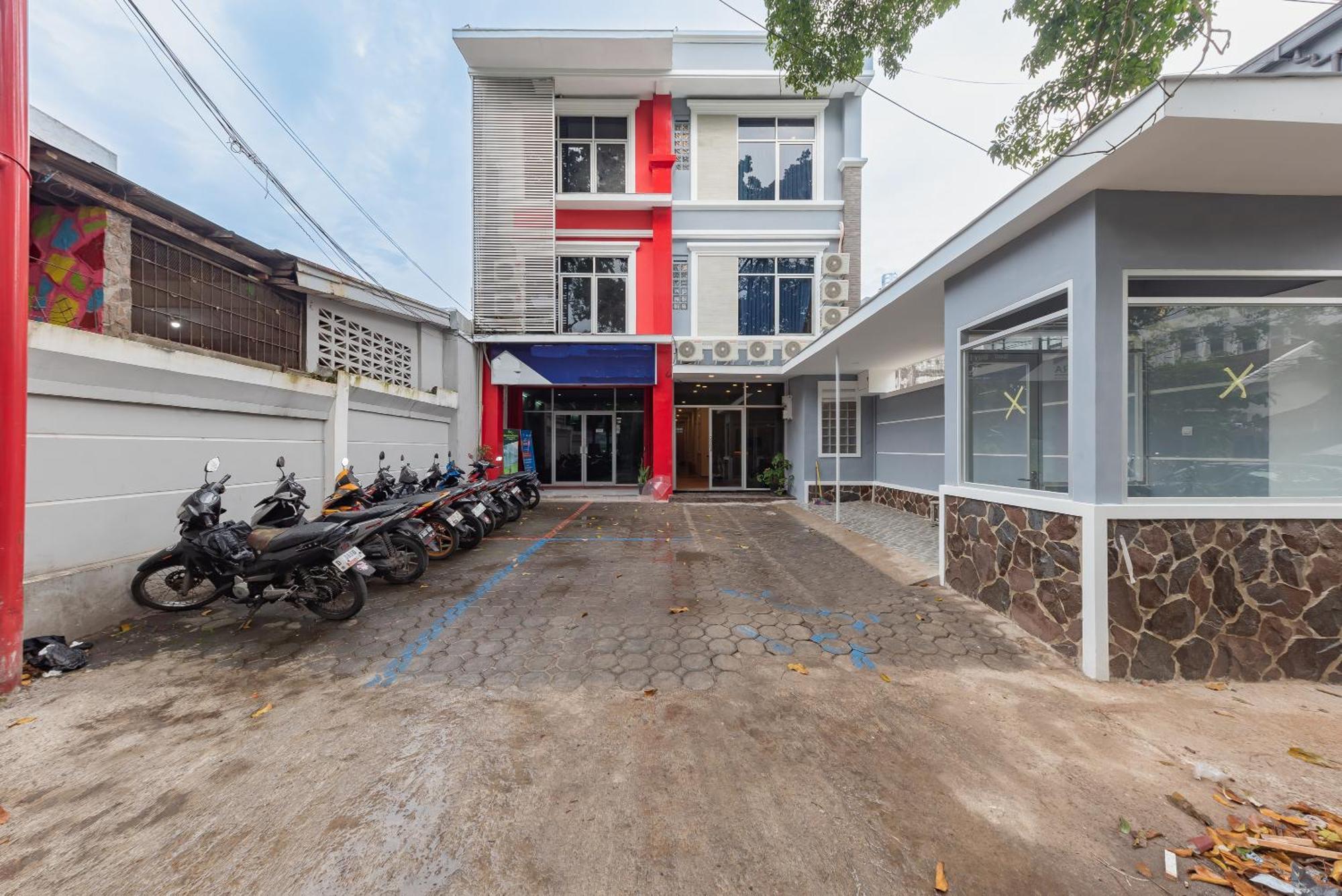 Hotel Reddoorz @ Bagusrangin Street 2 3*